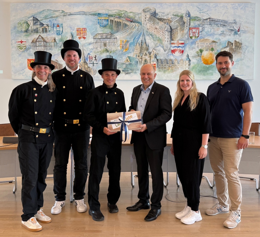 Olaf Meiners, Vorsitzender der Schornsteinfeger-Kreisvereinigung Paderborn, Jan Hendrik van Eijk und sein Vorgänger Christian Baden freuen sich gemeinsam mit Landrat Christoph Rüther, Annika Mehring und Gerhard Friesen, beide Kreis Paderborn, auf die zukünftige Zusammenarbeit (v.l.). 